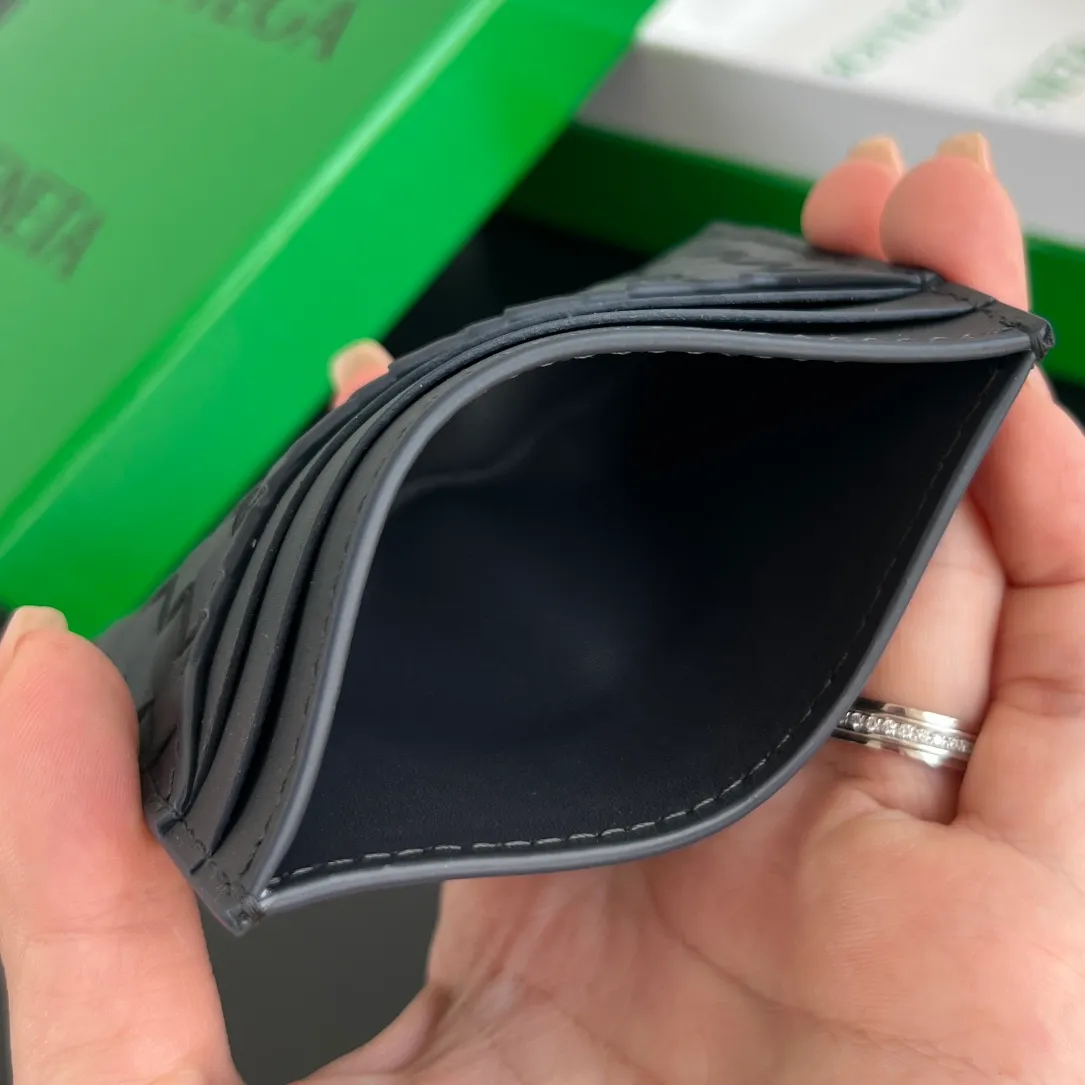 #BV New Small Woven Card Holder 817397 Simple and exquisite card holder. Small, light and easy to carry. Put it directly in your pocket or put it in a small bag. It is made of cowhide and feels soft to the touch. There are 6 card slots on both sides and the main card slot in the middle. It is enough for daily use. In the era of no cash, the card holder is more convenient and practical. The card holder that everyone needs. Size: 11x8x0.2 P400